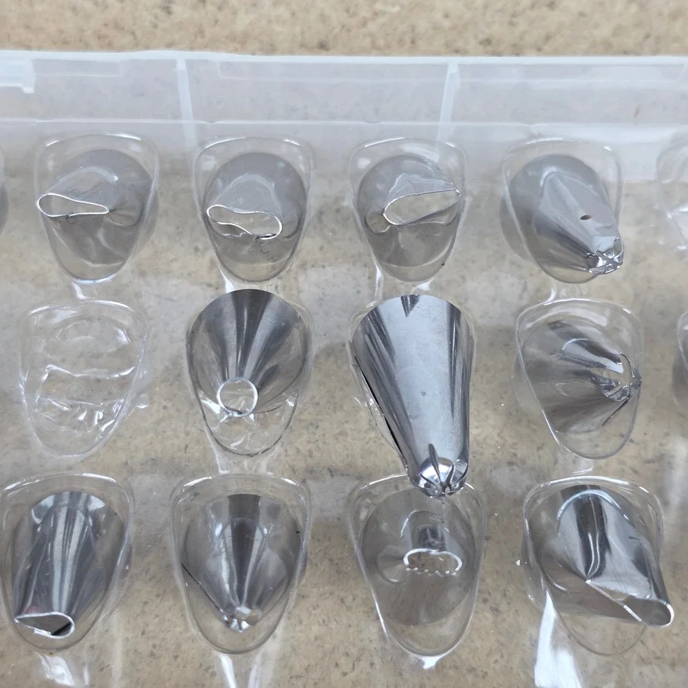 24 Piece Stainless Steel Icing Piping Nozzle Set Decorating Kit‎ with Case